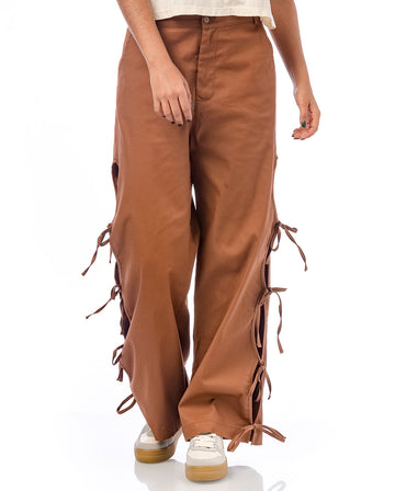 Pantalón para mujer en drill color cobre con&nbsp;cut outs&nbsp;en el costado de cada bota que permite un ajuste personalizado.