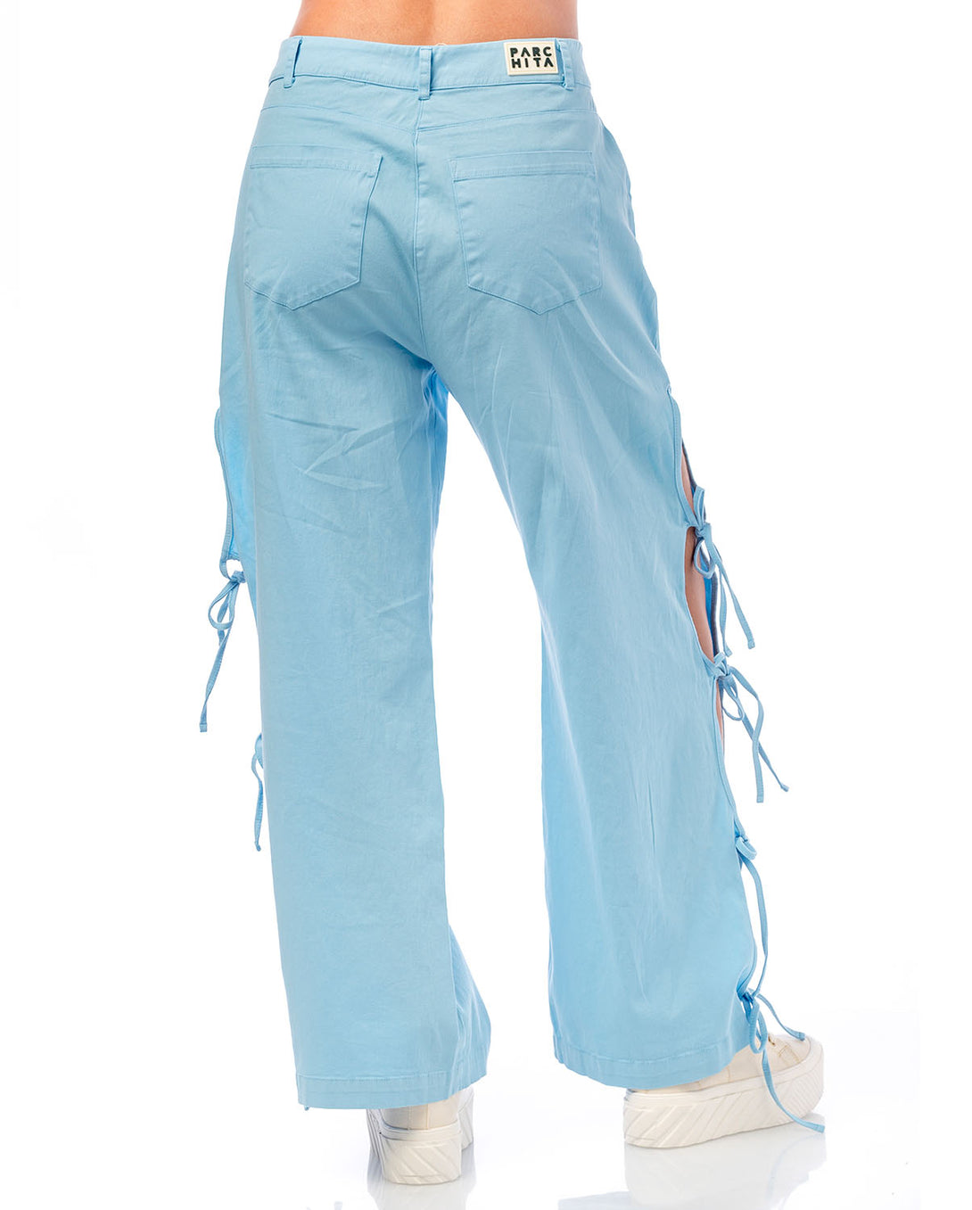 Pantalón para mujer en drill color azul claro con cut outs en el costado de cada bota que permite un ajuste personalizado.