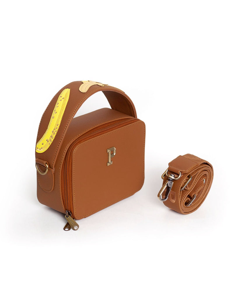 Petit Vibra Juicy cartera estructurada para mujer con cargadera ajustable en pvc con bolsillo interior en color  camel